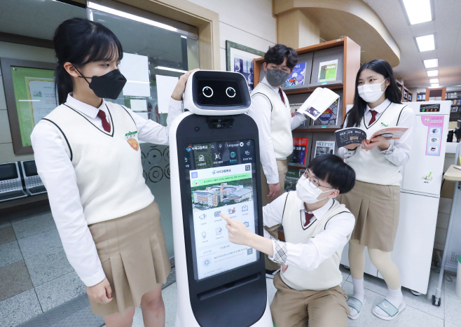 [사진 1] 학교 간 LG 클로이 로봇, 디지털 교육 돕는다