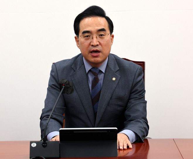 발언하는 박홍근 원내대표