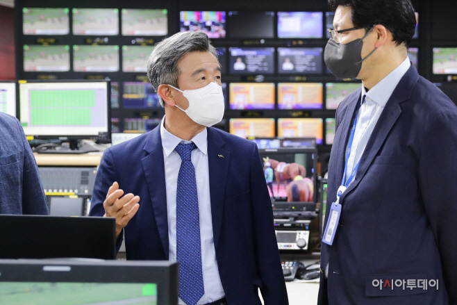 (보도자료1)(사진) 한국마사회 국제방송센터와 정기환 회장