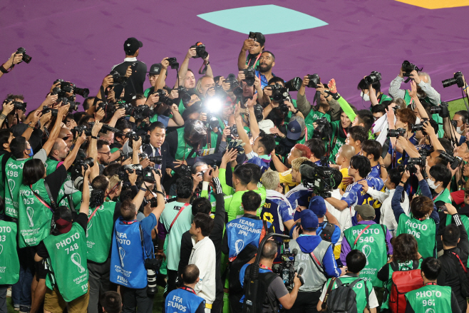 취재진에 둘러싸인 일본 선수들<YONHAP NO-5720>