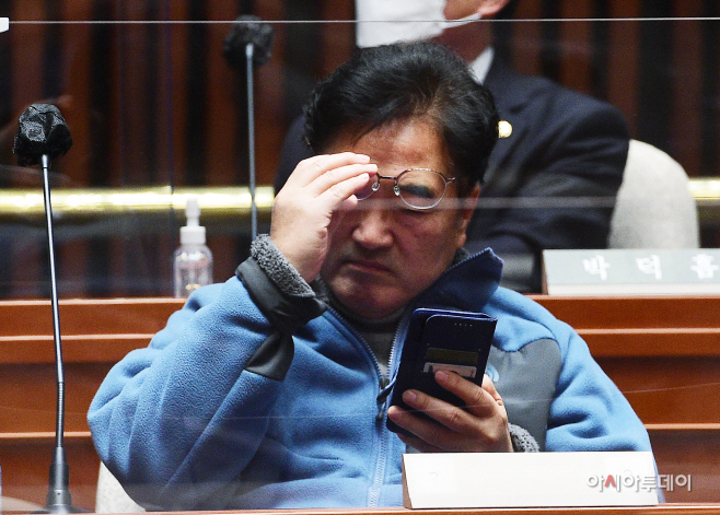 [포토] 휴대전화 보는 우원식 국회 예결위원장