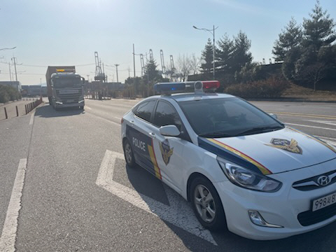 광양항 긴급화물 호송지원에 나선 광양파출소 순찰차