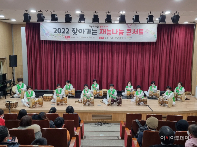12월 3일 기장 정관도서관에서 재능나눔콘서트를 진행하고 있다