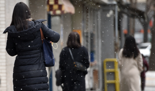 [포토] 내리는 눈과 출근하는 시민들