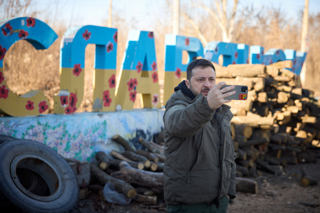 우크라 국군의 날 맞아 영상 촬영하는 젤렌스키 대통령