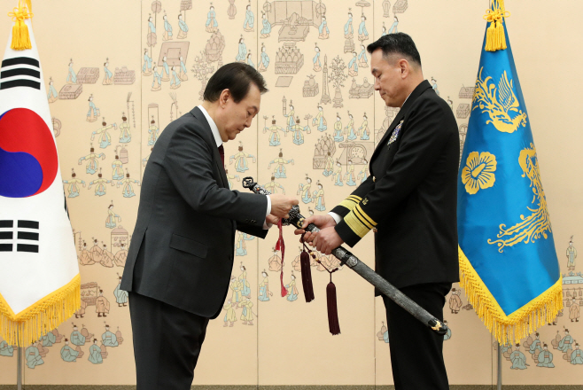 김명수 해군 작전사령관 삼정검에 수치 달아주는 윤 대통령