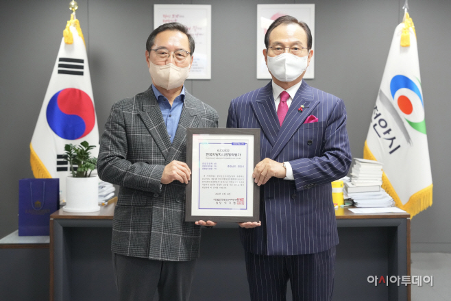 정책기획과(지방자치 경쟁력 입증 인증서 전달)1