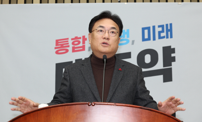 발언하는 정진석 비상대책위원장