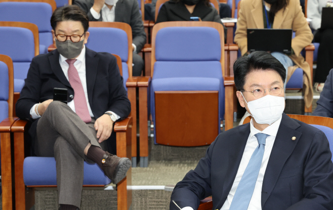 의원총회 참석한 장제원 의원과 권성동 의원