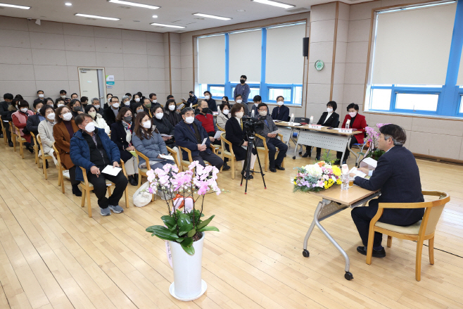 ‘동(洞) 주민과의 소통간담회’를 하고 있는 이동환 고양특례