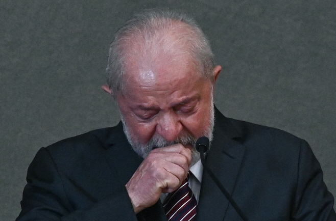 '당선증' 받고 눈물 흘리는 룰라 브라질 대통령 당선인