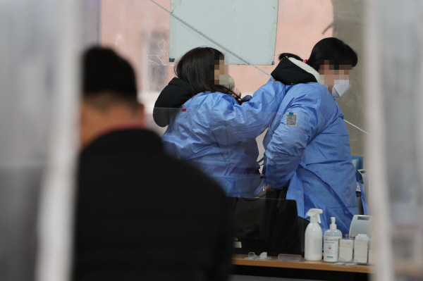 코로나19 확진, 3개월 만에 최다<YONHAP NO-2493>