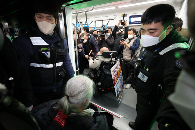전장연 출근길 시위...열차는 정상운행<YONHAP NO-1549>
