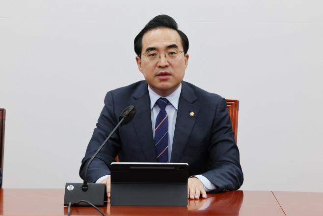 정책조정회의 발언하는 박홍근 원내대표