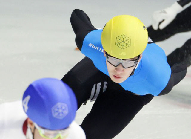 질주하는 황대헌<YONHAP NO-4147>