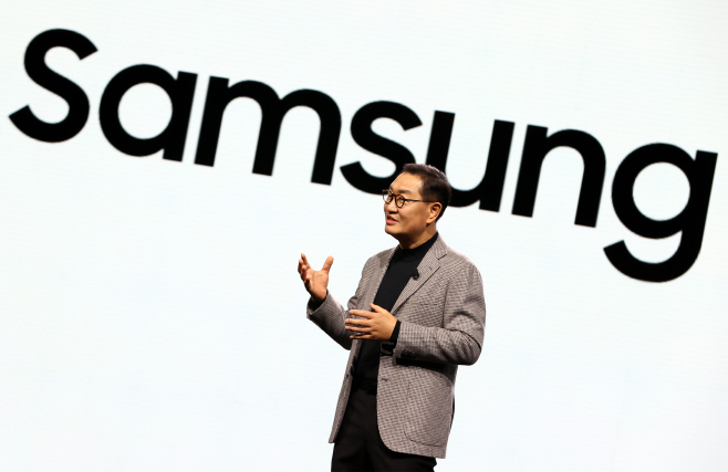 CES 2022 기조연설 하는 한종희<YONHAP NO-2707>