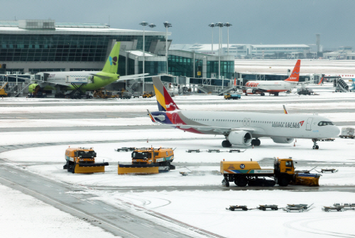 눈 쌓인 인천공항, 제설작업 '분주'<YONHAP NO-3354>