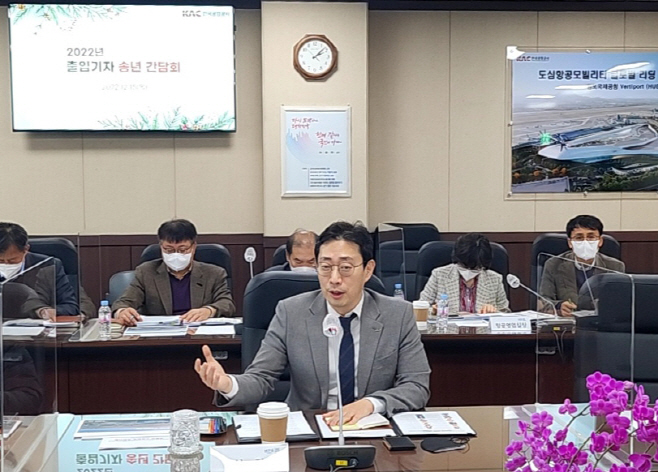 기자간담회 하는 윤형중 사장<YONHAP NO-4248>