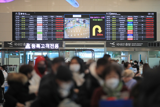 폭설에 제주공항 북새통
