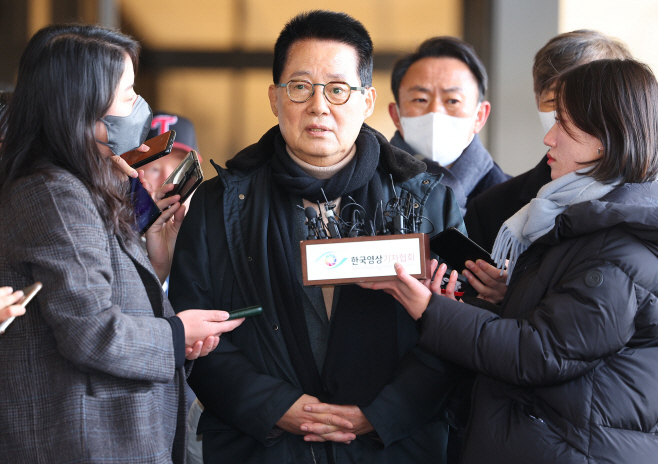 취재진 질문에 답하는 박지원 전 국정원장
