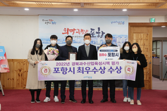 이강덕 시장이  최우수상을 받은 농업정책과 직원과 축하 하고