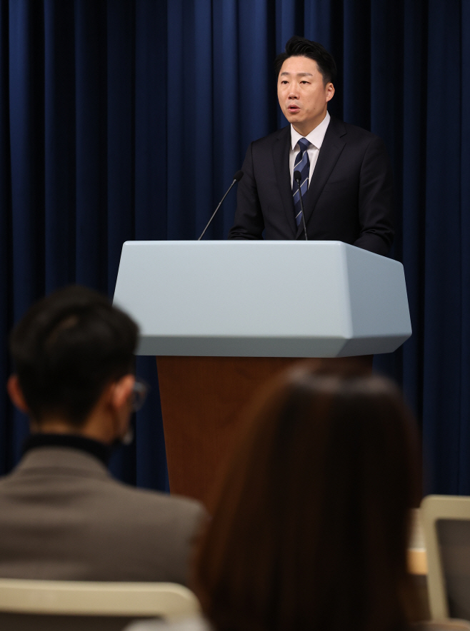 이재명 대통령실 부대변인, 현안 브리핑<YONHAP NO-7964>