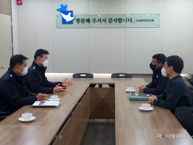 평화의 마을’을 방문해 행정 지도 중인 사진