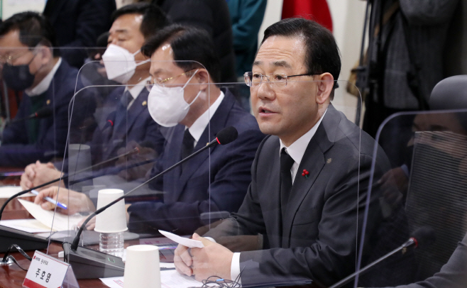 이태원 참사 유가족협의회 간담회서 발언하는 주호영