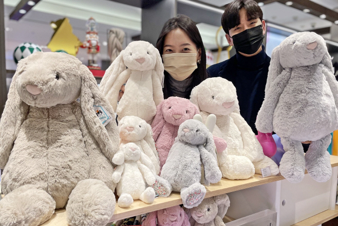 [갤러리아]계묘년 기념 젤리캣 버니 인형 만나보세요(가로)