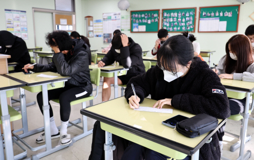 수능 가채점표 작성하는 고3 학생들<YONHAP NO-3392>