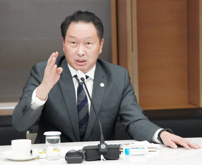 송년 기자간담회서 발언하는 최태원 회장<YONHAP NO-2987>
