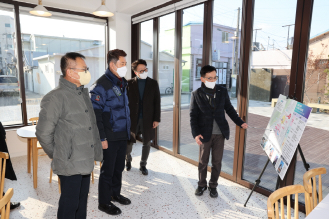 이강덕 시장이 신흥 동 도시재생 뉴딜사업 현장 관계자들과 거