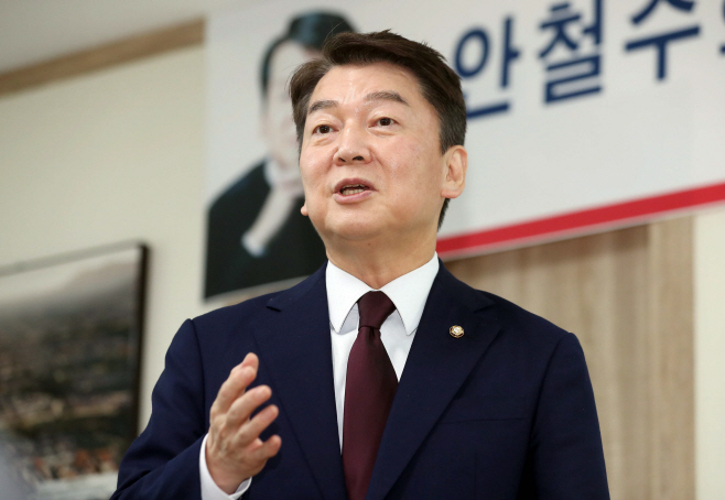 경주 당협 찾아 인사말 하는 안철수<YONHAP NO-3464>