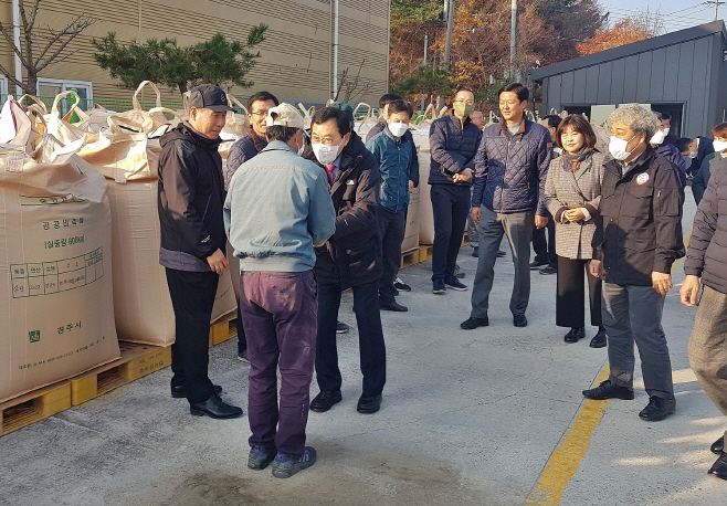 주낙영 경주시장이 지난달 16일 외동읍 농협건조저장센터에서