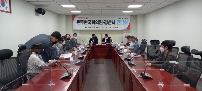 조현일경산시장이 국비 확보를 위해  윤두현 국회의원 사무실을