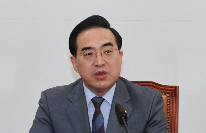 원내대책회의에서 발언하는 박홍근 원내대표