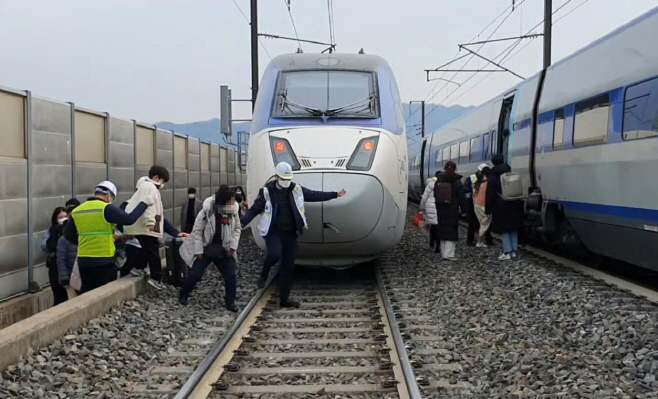KTX-산천, 충북 영동 터널 인근서 탈선<YONHAP NO-2782>