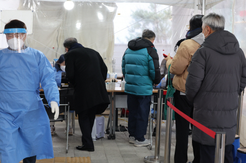 코로나19 선별검사 받는 시민<YONHAP NO-0499>