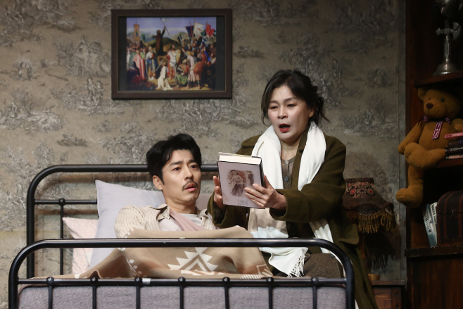 '미저리의 아이'를 보는 폴셸던과 애니<YONHAP NO-2089>