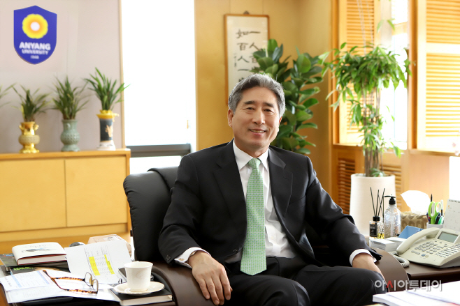 안양대학교 제12대 총장에 연임된 박노준 총장