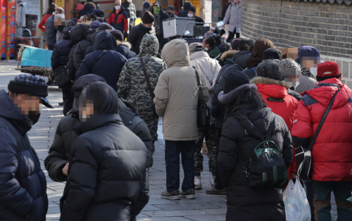 추위 속 따뜻한 한 끼 식사를 위해<YONHAP NO-1848>