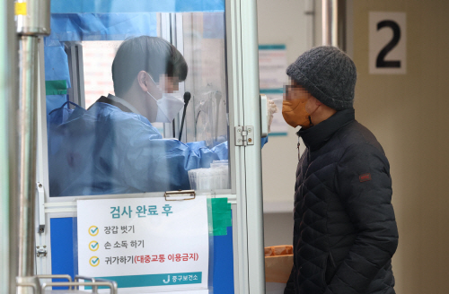 코로나 신규확진자 8만7596명, 1주 전과 비슷<YONHAP NO-1214>