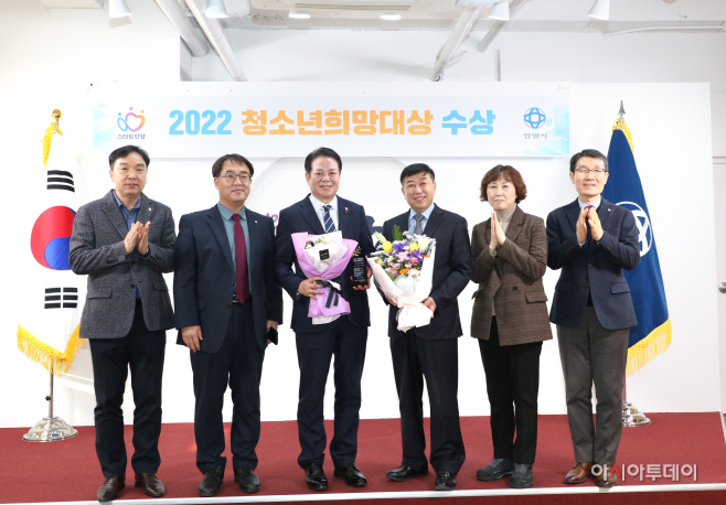 사진2_최대호 안양시장과 청소년재단 등 직원이 수상을 축하