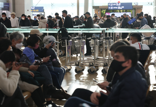 여행객으로 붐비는 인천공항<YONHAP NO-1596>