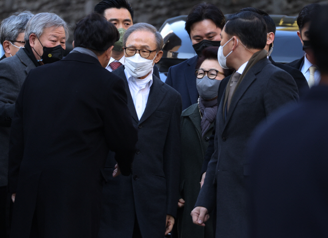 권성동 의원과 인사하는 이명박 전 대통령