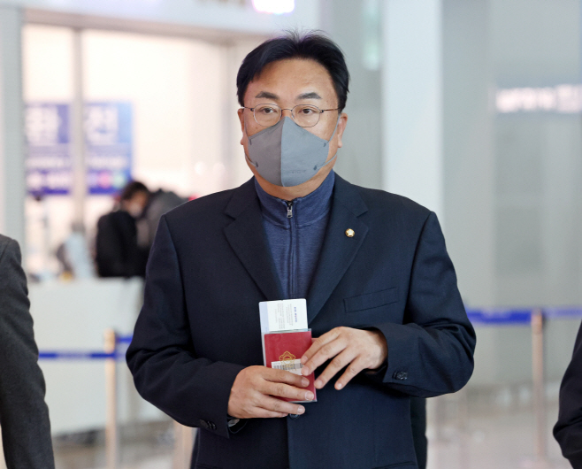 출국하는 정진석 비대위원장