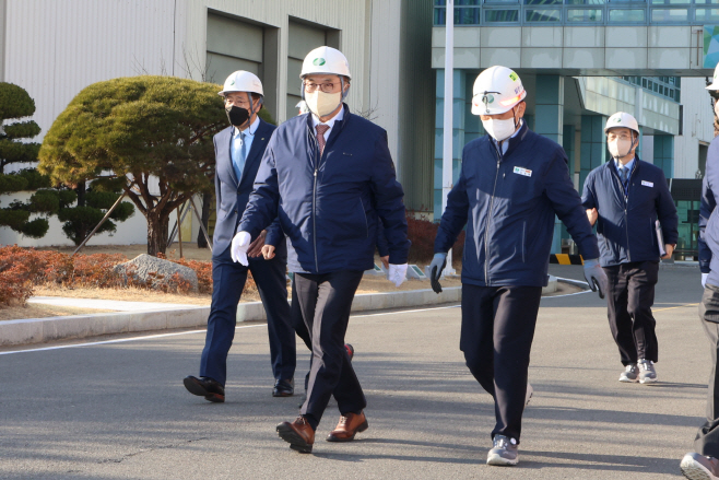 사진. 한수원 황주호 사장이 30일 동계 월성본부를 찾아 전력수