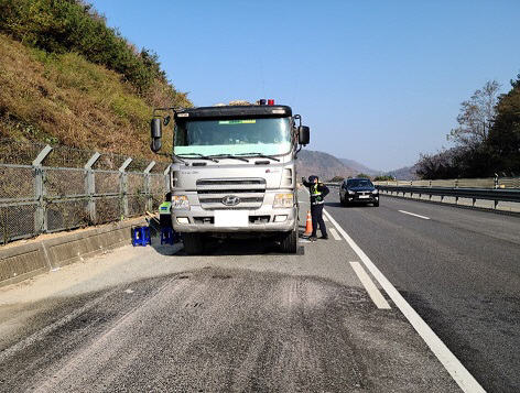 대전시 과적차량 단속반원들이 과적차량을 단속하고 있는 모습