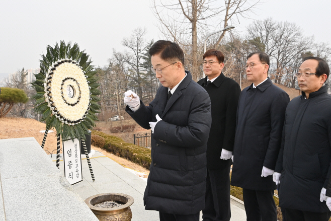 안동충혼탑을 참배