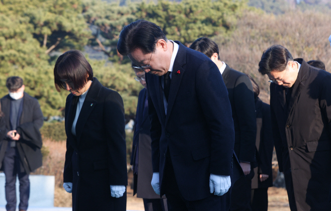 현충탑 참배하는 이재명 대표